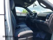 ✅ 2024 Ram 2500 Tradesman • VIN: 3C6UR5CJ0RG131566 • Lot: 42231132. Wystawiony na IAAI z przebiegiem 3 868 mil. Bezpłatny archiwum sprzedaży aukcyjnych z USA i szczegółowy raport historii pojazdu na DreamBid. Zdjęcie 5.