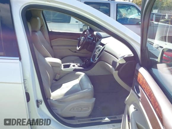 ✅ 2010 Cadillac SRX Premium Collection • VIN: 3GYFNFEYXAS580231 • Lot: 43592082. Wystawiony na IAAI z przebiegiem 196 498 mil. Bezpłatny archiwum sprzedaży aukcyjnych z USA i szczegółowy raport historii pojazdu na DreamBid. Zdjęcie 5.