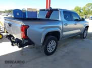 ✅ 2025 Toyota Tacoma SR5 • VIN: 3TMKB5FN0SM040291 • Lot: 43575675. Wystawiony na IAAI z przebiegiem 2 595 mil. Bezpłatny archiwum sprzedaży aukcyjnych z USA i szczegółowy raport historii pojazdu na DreamBid. Zdjęcie 4.