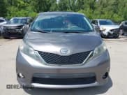 ✅ 2014 Toyota Sienna SE • VIN: 5TDXK3DC8ES443113 • Lot: 42735795. Wystawiony na IAAI z przebiegiem 235 269 mil. Bezpłatny archiwum sprzedaży aukcyjnych z USA i szczegółowy raport historii pojazdu na DreamBid. Zdjęcie 13.