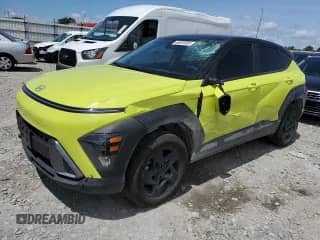 2024 Hyundai Kona SE z VIN KM8HACABXRU158896, wystawiony jako Copart lot #60820855 z przebiegiem 47 241 mil mil oraz Szkoda całkowita • Salvage title. Historia ofert i sprzedaży dostępna na DreamBid. Obrazek 1.