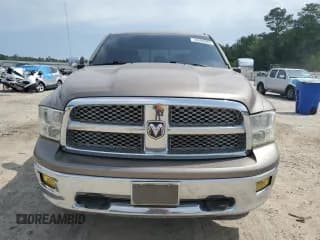 ✅ 2009 Dodge 1500 Laramie • VIN: 1D3HB13T69S815353 • Lot: 56560885. Wystawiony na Copart z przebiegiem 190 107 mil. Bezpłatny archiwum sprzedaży aukcyjnych z USA i szczegółowy raport historii pojazdu na DreamBid. Zdjęcie 5.