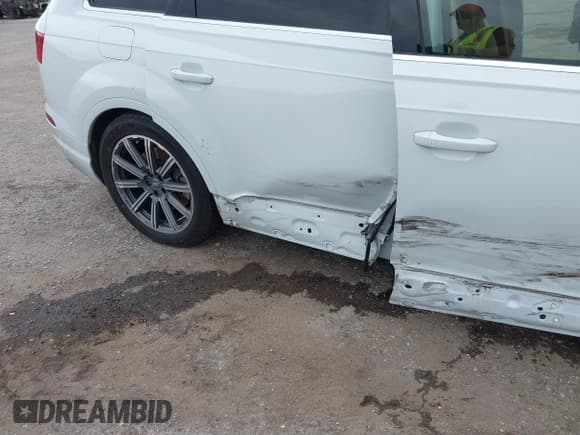 ✅ 2018 Audi Q7 Premium Plus • VIN: WA1LHAF73JD031666 • Lot: 42400628. Wystawiony na IAAI z przebiegiem 116 204 mil. Bezpłatny archiwum sprzedaży aukcyjnych z USA i szczegółowy raport historii pojazdu na DreamBid. Zdjęcie 6.