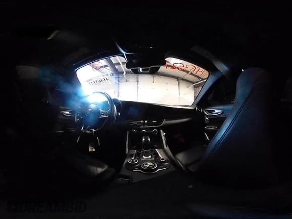 ✅ 2018 Alfa Romeo Giulia Ti Sport • VIN: ZARFAEEN8J7597597 • Лот: 41463527. Опубликован ранее на IAAI с пробегом 47 051 миль. Бесплатный доступ к архиву аукционных продаж из США и подробный отчёт об истории автомобиля на DreamBid. Изображение 18.