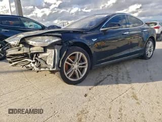 ✅ 2013 Tesla Model S • VIN: 5YJSA1DN0DFP04207 • Lot: 94566355. Wystawiony na Copart z przebiegiem 137 168 mil. Bezpłatny archiwum sprzedaży aukcyjnych z USA i szczegółowy raport historii pojazdu na DreamBid. Zdjęcie 1.