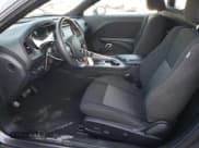 ✅ 2022 Dodge Challenger SXT • VIN: 2C3CDZAG2NH211886 • Lot: 76064993. Wystawiony na Copart z przebiegiem 15 220 mil. Bezpłatny archiwum sprzedaży aukcyjnych z USA i szczegółowy raport historii pojazdu na DreamBid. Zdjęcie 7.