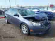 2013 Chevrolet Cruze 1LT z VIN 1G1PC5SB1D7232128, wystawiony jako IAAI lot #40415492 z przebiegiem 159 418 mil mil oraz . Historia ofert i sprzedaży dostępna na DreamBid. Obrazek 1.