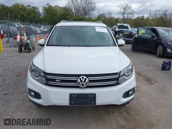 ✅ 2015 Volkswagen Tiguan S • VIN: WVGAV7AXXFW092097 • Lot: 43500215. Wystawiony na IAAI z przebiegiem 107 275 mil. Bezpłatny archiwum sprzedaży aukcyjnych z USA i szczegółowy raport historii pojazdu na DreamBid. Zdjęcie 12.