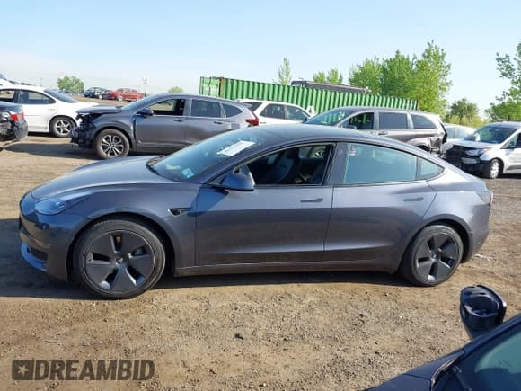 ✅ 2022 Tesla Model 3 Long Range • VIN: 5YJ3E1EB2NF183893 • Lot: 42130396. Wystawiony na IAAI z przebiegiem 25 552 mil. Bezpłatny archiwum sprzedaży aukcyjnych z USA i szczegółowy raport historii pojazdu na DreamBid. Zdjęcie 14.