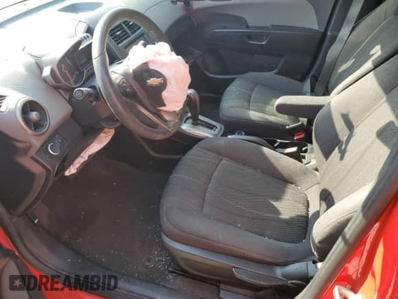 2014 Chevrolet Sonic LT z VIN 1G1JC5SH5E4196988, wystawiony jako Copart lot #69935555 z przebiegiem Nie podano mil oraz Szkoda całkowita • Salvage title. Historia ofert i sprzedaży dostępna na DreamBid. Obrazek 7.