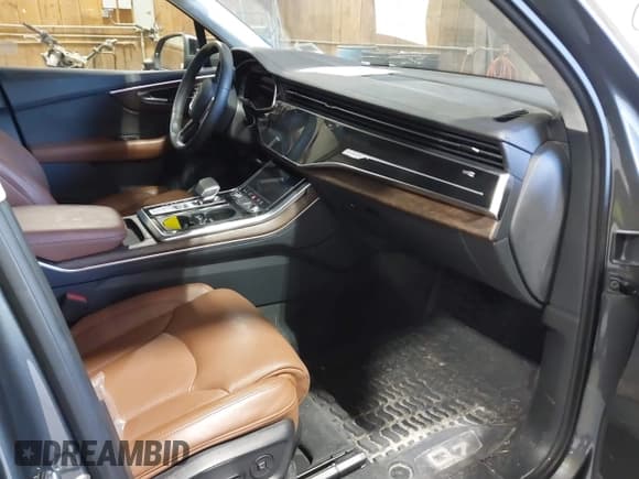 ✅ 2021 Audi Q7 Prestige • VIN: WA1VXAF72MD011778 • Lot: 43312529. Wystawiony na IAAI z przebiegiem 20 297 mil. Bezpłatny archiwum sprzedaży aukcyjnych z USA i szczegółowy raport historii pojazdu na DreamBid. Zdjęcie 5.