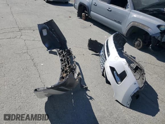 ✅ 2019 Ford Explorer Platinum • VIN: 1FM5K8HT0KGA77485 • Lot: 70001105. Listed on Copart with 32,740 mi. Free auction sales archive from the USA and detailed vehicle history report at DreamBid. Image 13.