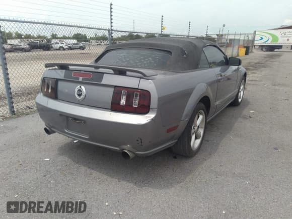 ✅ 2007 Ford Mustang GT Deluxe • VIN: 1ZVHT85HX75217623 • Lot: 42765903. Wystawiony na IAAI z przebiegiem 122 420 mil. Bezpłatny archiwum sprzedaży aukcyjnych z USA i szczegółowy raport historii pojazdu na DreamBid. Zdjęcie 4.