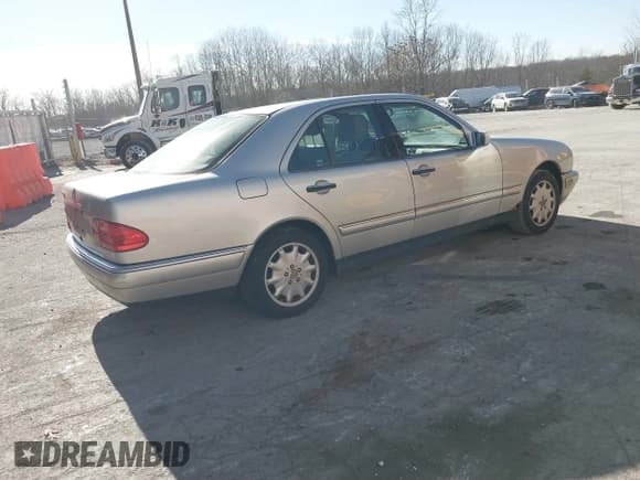 ✅ 1998 Mercedes-Benz E 320 • VIN: WDBJF65F0WA679546 • Lot: 43765700. Wystawiony na IAAI z przebiegiem 177 810 mil. Bezpłatny archiwum sprzedaży aukcyjnych z USA i szczegółowy raport historii pojazdu na DreamBid. Zdjęcie 4.