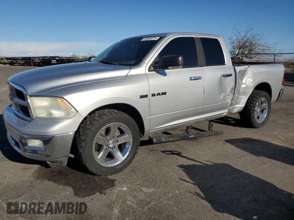 ✅ 2010 Dodge 1500 SLT • VIN: 1D7RB1GT3AS242011 • Лот: 82684075. Опубликован ранее на Copart с пробегом 197 724 миль. Бесплатный доступ к архиву аукционных продаж из США и подробный отчёт об истории автомобиля на DreamBid. Изображение 1.