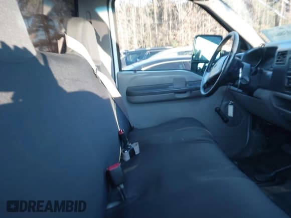 ✅ 2000 Ford F-250 • VIN: 1FDNF21L0YEC89531 • Lot: 41038601. Wystawiony na IAAI z przebiegiem 320 228 mil. Bezpłatny archiwum sprzedaży aukcyjnych z USA i szczegółowy raport historii pojazdu na DreamBid. Zdjęcie 5.