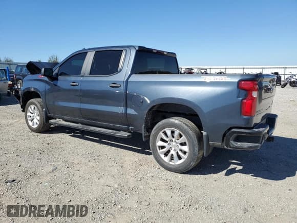 ✅ 2021 Chevrolet Silverado 1500 Custom Trail Boss • VIN: 1GCPYCEF8MZ295033 • Lot: 86465795. Wystawiony na Copart z przebiegiem 84 299 mil. Bezpłatny archiwum sprzedaży aukcyjnych z USA i szczegółowy raport historii pojazdu na DreamBid. Zdjęcie 2.