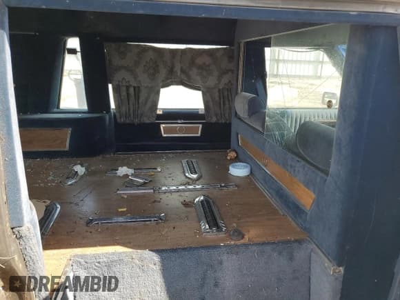 ✅ 1988 Cadillac Brougham • VIN: 1G6DW51Y2J9714052 • Lot: 77274064. Wystawiony na Copart z przebiegiem 69 106 mil. Bezpłatny archiwum sprzedaży aukcyjnych z USA i szczegółowy raport historii pojazdu na DreamBid. Zdjęcie 11.