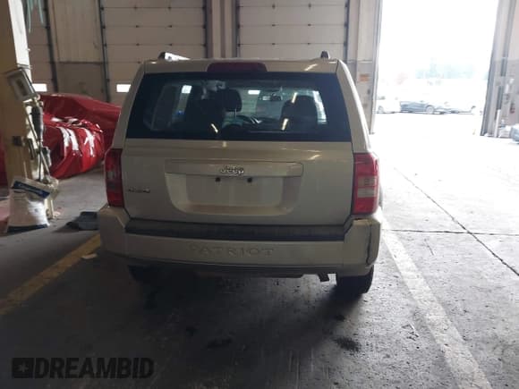 ✅ 2010 Jeep Patriot Sport • VIN: 1J4NF2GB9AD658282 • Lot: 43536970. Wystawiony na IAAI z przebiegiem 116 337 mil. Bezpłatny archiwum sprzedaży aukcyjnych z USA i szczegółowy raport historii pojazdu na DreamBid. Zdjęcie 16.