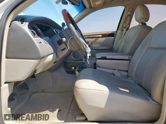 ✅ 2007 Lincoln Town Car Signature Limited • VIN: 1LNHM82W57Y638324 • Лот: 84647375. Опубликован ранее на Copart с пробегом 157 554 миль. Бесплатный доступ к архиву аукционных продаж из США и подробный отчёт об истории автомобиля на DreamBid. Изображение 7.