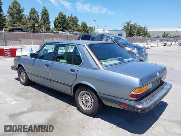 ✅ 1986 BMW 5 Series 528e • VIN: WBADK830XG9704232 • Lot: 42435898. Listed on IAAI with 215,913 mi. Free auction sales archive from the USA and detailed vehicle history report at DreamBid. Image 3.