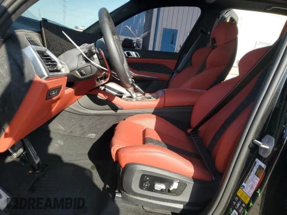 ✅ 2024 BMW X5 M Competition • VIN: 5YM13ET09R9U28296 • Lot: 85133174. Wystawiony na Copart z przebiegiem 3 636 mil. Bezpłatny archiwum sprzedaży aukcyjnych z USA i szczegółowy raport historii pojazdu na DreamBid. Zdjęcie 7.