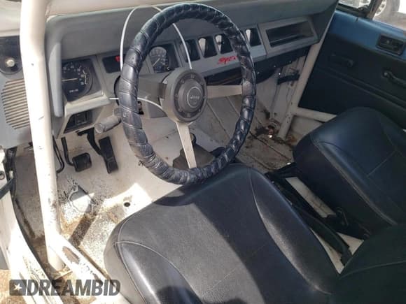 ✅ 1990 Jeep Wrangler S • VIN: 2J4FY19E0LJ523416 • Lot: 55220945. Wystawiony na Copart z przebiegiem 149 374 mil. Bezpłatny archiwum sprzedaży aukcyjnych z USA i szczegółowy raport historii pojazdu na DreamBid. Zdjęcie 8.