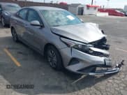 ✅ 2024 Kia Forte LXS • VIN: 3KPF24AD0RE725647 • Lot: 43627494. Wystawiony na IAAI z przebiegiem 13 019 mil. Bezpłatny archiwum sprzedaży aukcyjnych z USA i szczegółowy raport historii pojazdu na DreamBid. Zdjęcie 1.