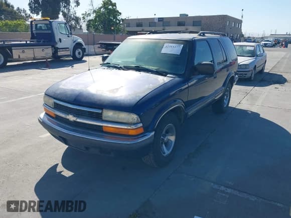 ✅ 1999 Chevrolet Blazer LS • VIN: 1GNCS13W0X2125101 • Lot: 42311277. Wystawiony na IAAI z przebiegiem Nie podano. Bezpłatny archiwum sprzedaży aukcyjnych z USA i szczegółowy raport historii pojazdu na DreamBid. Zdjęcie 2.