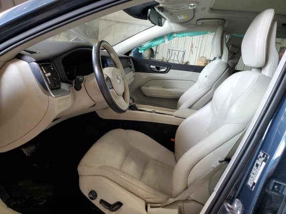 ✅ 2018 Volvo XC60 Momentum • VIN: YV4102RK4J1070470 • Лот: 82450445. Опубликован ранее на Copart с пробегом 154 113 миль. Бесплатный доступ к архиву аукционных продаж из США и подробный отчёт об истории автомобиля на DreamBid. Изображение 7.