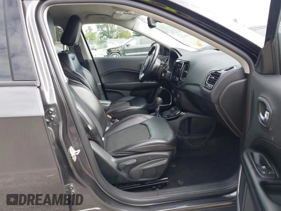✅ 2019 Jeep Compass Latitude • VIN: 3C4NJDBB6KT723835 • Lot: 43058624. Listed on IAAI with 135,030 mi. Free auction sales archive from the USA and detailed vehicle history report at DreamBid. Image 5.