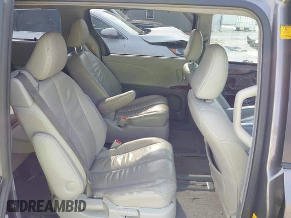 ✅ 2011 Toyota Sienna XLE • VIN: 5TDDK3DCXBS005806 • Lot: 42453958. Listed on IAAI with 174,579 mi. Free auction sales archive from the USA and detailed vehicle history report at DreamBid. Image 8.