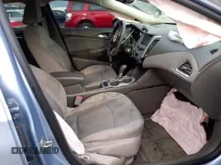 2018 Chevrolet Cruze LS z VIN 1G1BC5SM0J7200682, wystawiony jako Copart lot #67415582 z przebiegiem 67 046 mil mil oraz . Historia ofert i sprzedaży dostępna na DreamBid. Obrazek 5.