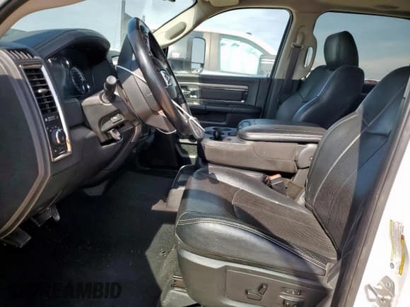 ✅ 2018 Ram 3500 Laramie • VIN: 3C63RRML4JG324083 • Lot: 63160795. Wystawiony na Copart z przebiegiem 169 022 mil. Bezpłatny archiwum sprzedaży aukcyjnych z USA i szczegółowy raport historii pojazdu na DreamBid. Zdjęcie 7.