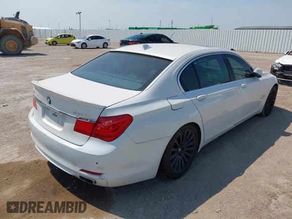 ✅ 2012 BMW 7 Series 750Li • VIN: WBAKB8C50CC964459 • Lot: 43021801. Wystawiony na IAAI z przebiegiem 82 938 mil. Bezpłatny archiwum sprzedaży aukcyjnych z USA i szczegółowy raport historii pojazdu na DreamBid. Zdjęcie 4.