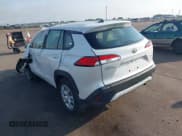 ✅ 2023 Toyota Corolla Cross L • VIN: 7MUAAABG6PV046737 • Lot: 43182455. Wystawiony na IAAI z przebiegiem 15 571 mil. Bezpłatny archiwum sprzedaży aukcyjnych z USA i szczegółowy raport historii pojazdu na DreamBid. Zdjęcie 3.