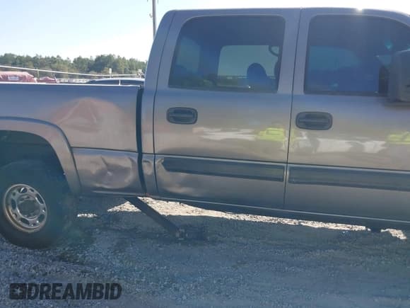 ✅ 2006 Chevrolet Silverado 2500HD Work Truck • VIN: 1GCHC23U06F122366 • Lot: 43701699. Wystawiony na IAAI z przebiegiem 330 993 mil. Bezpłatny archiwum sprzedaży aukcyjnych z USA i szczegółowy raport historii pojazdu na DreamBid. Zdjęcie 20.