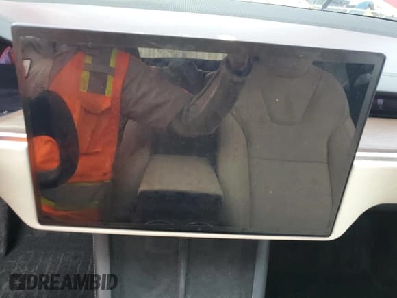 ✅ 2022 Tesla Model S • VIN: 5YJSA1E52NF475965 • Lot: 92209475. Listed on Copart with Not provided. Free auction sales archive from the USA and detailed vehicle history report at DreamBid. Image 9.