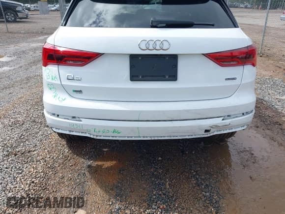 ✅ 2020 Audi Q3 Premium • VIN: WA1AECF31L1052769 • Lot: 42233376. Wystawiony na IAAI z przebiegiem 84 575 mil. Bezpłatny archiwum sprzedaży aukcyjnych z USA i szczegółowy raport historii pojazdu na DreamBid. Zdjęcie 6.