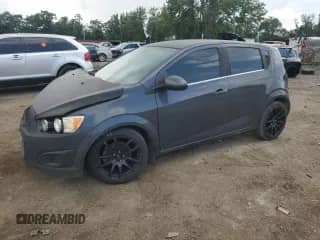 2012 Chevrolet Sonic LT z VIN 1G1JD6SH8C4225657, wystawiony jako Copart lot #63053925 z przebiegiem 139 531 mil mil oraz Szkoda całkowita • Salvage title. Historia ofert i sprzedaży dostępna na DreamBid. Obrazek 1.