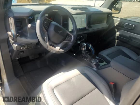 ✅ 2024 Ford Bronco Black Diamond • VIN: 1FMDE1AH6RLA92185 • Лот: 69657945. Опубликован ранее на Copart с пробегом 2 927 миль. Бесплатный доступ к архиву аукционных продаж из США и подробный отчёт об истории автомобиля на DreamBid. Изображение 8.