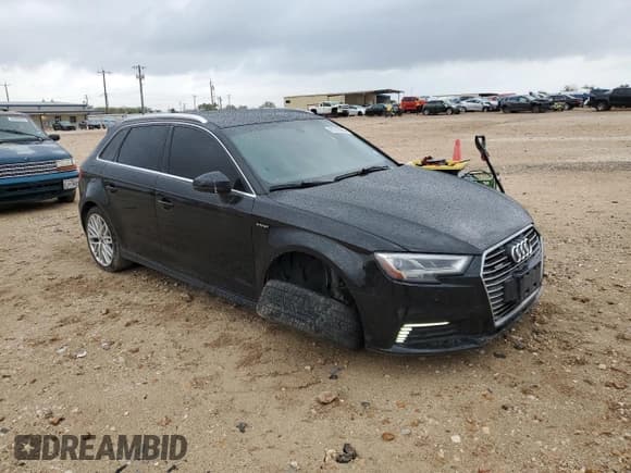 ✅ 2018 Audi A3 e-tron Sportback Premium Plus • VIN: WAUTPBFF1JA079414 • Лот: 81310934. Опубликован ранее на Copart с пробегом 121 587 миль. Бесплатный доступ к архиву аукционных продаж из США и подробный отчёт об истории автомобиля на DreamBid. Изображение 4.