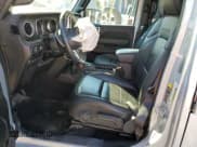 ✅ 2023 Jeep Wrangler Sahara • VIN: 1C4JJXP69PW514683 • Lot: 84743775. Wystawiony na Copart z przebiegiem 72 487 mil. Bezpłatny archiwum sprzedaży aukcyjnych z USA i szczegółowy raport historii pojazdu na DreamBid. Zdjęcie 7.