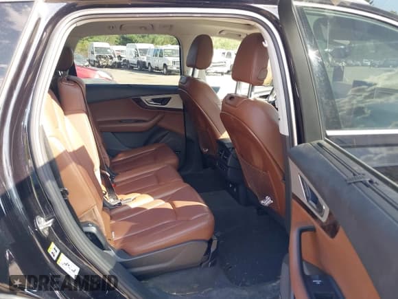 ✅ 2018 Audi Q7 Premium Plus • VIN: WA1LHAF71JD017586 • Lot: 42955330. Wystawiony na IAAI z przebiegiem 74 390 mil. Bezpłatny archiwum sprzedaży aukcyjnych z USA i szczegółowy raport historii pojazdu na DreamBid. Zdjęcie 8.