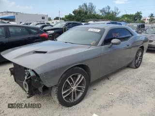✅ 2019 Dodge Challenger SXT • VIN: 2C3CDZGGXKH702502 • Lot: 63102573. Wystawiony na Copart z przebiegiem 80 197 mil. Bezpłatny archiwum sprzedaży aukcyjnych z USA i szczegółowy raport historii pojazdu na DreamBid. Zdjęcie 1.