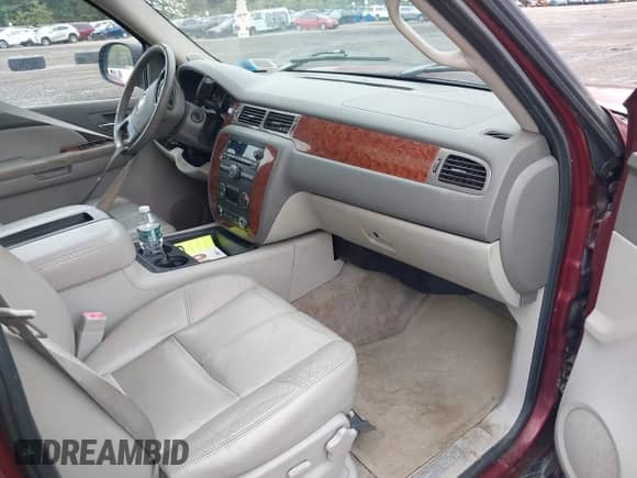 2008 Chevrolet Suburban LTZ z VIN 1GNFK16338R165602, wystawiony jako IAAI lot #43371754 z przebiegiem 218 342 mil mil oraz . Historia ofert i sprzedaży dostępna na DreamBid. Obrazek 5.