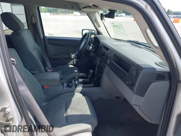 ✅ 2007 Jeep Commander Sport • VIN: 1J8HG48K67C633860 • Lot: 42670080. Wystawiony na IAAI z przebiegiem 227 412 mil. Bezpłatny archiwum sprzedaży aukcyjnych z USA i szczegółowy raport historii pojazdu na DreamBid. Zdjęcie 5.