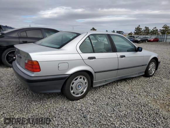 ✅ 1993 BMW 3 Series • VIN: WBACA6317PFK59302 • Lot: 47799205. Wystawiony na Copart z przebiegiem 177 380 mil. Bezpłatny archiwum sprzedaży aukcyjnych z USA i szczegółowy raport historii pojazdu na DreamBid. Zdjęcie 3.