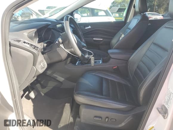 ✅ 2019 Ford Escape Titanium • VIN: 1FMCU0J97KUC27255 • Lot: 82380455. Wystawiony na Copart z przebiegiem 47 089 mil. Bezpłatny archiwum sprzedaży aukcyjnych z USA i szczegółowy raport historii pojazdu na DreamBid. Zdjęcie 7.