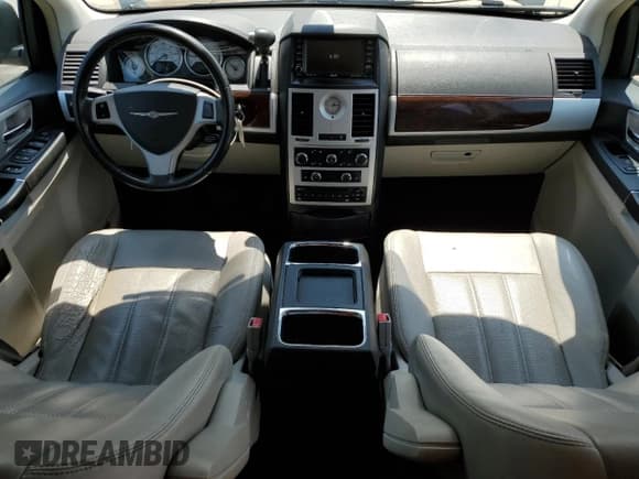 ✅ 2010 Chrysler Town & Country Touring Plus • VIN: 2A4RR8DX9AR368326 • Lot: 68322115. Wystawiony na Copart z przebiegiem 309 474 mil. Bezpłatny archiwum sprzedaży aukcyjnych z USA i szczegółowy raport historii pojazdu na DreamBid. Zdjęcie 8.